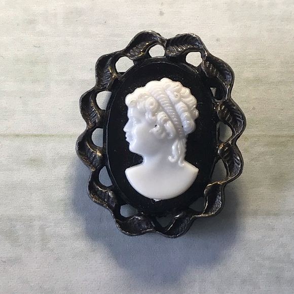 Vintage Jewelry - Cameo Brooch